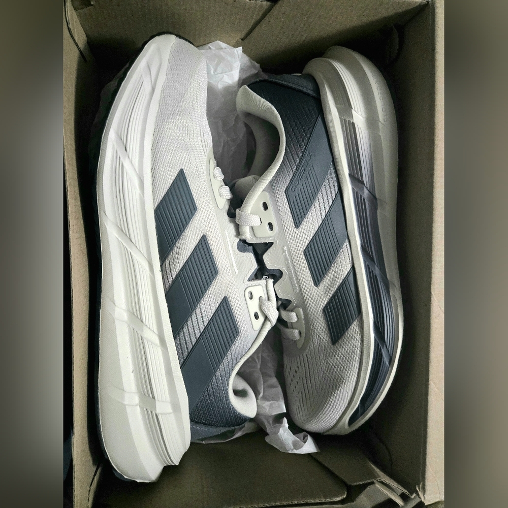 NEW Adidas Questar 3 Sneakers